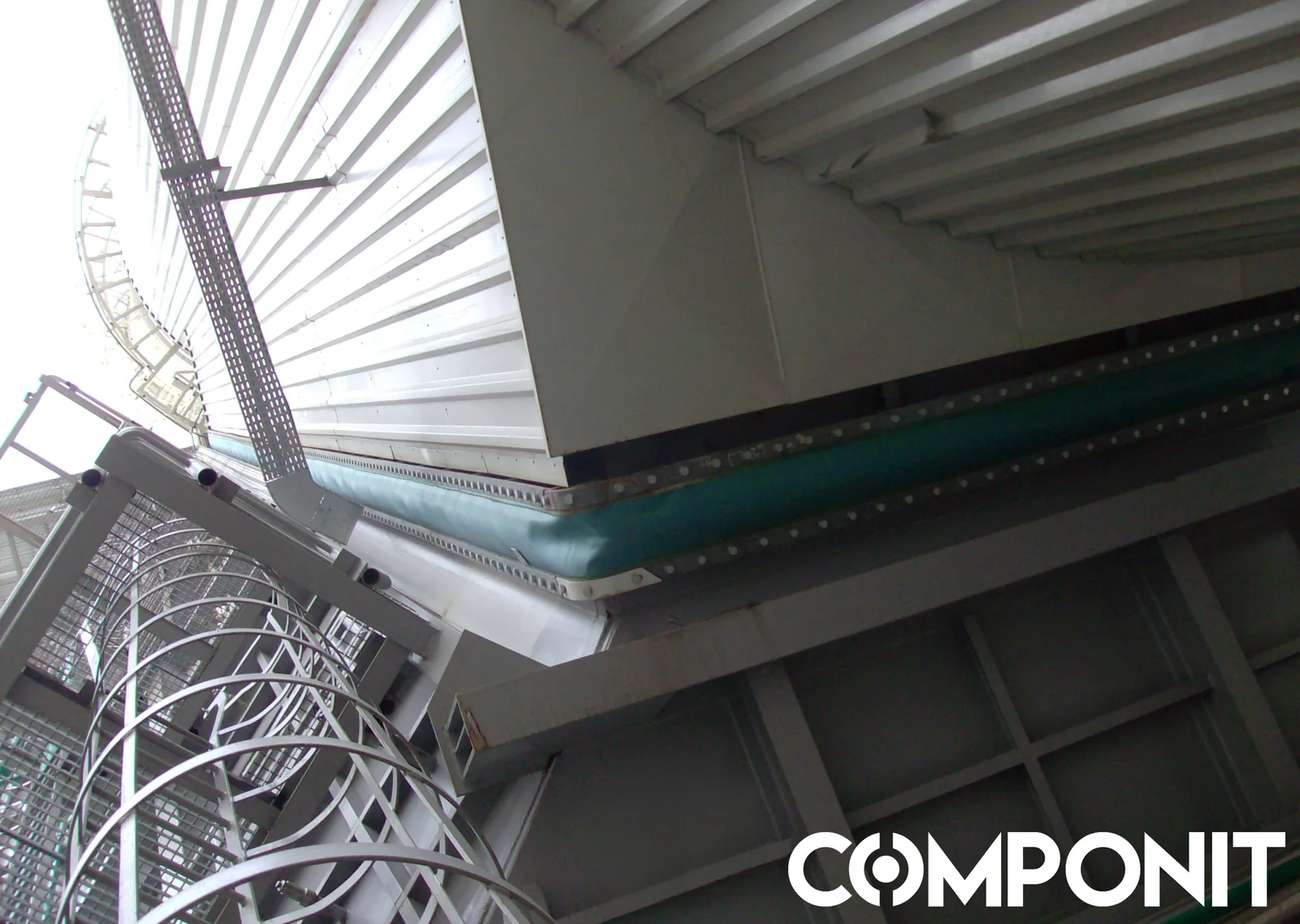 Junta de expansión textil Turboflex instalada en un gran conducto industrial